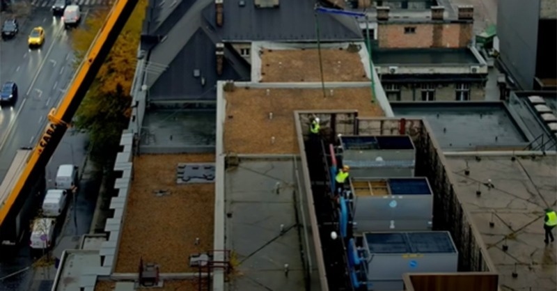 Többtonnás hűtőtorony került a helyére a Honvédkórházban